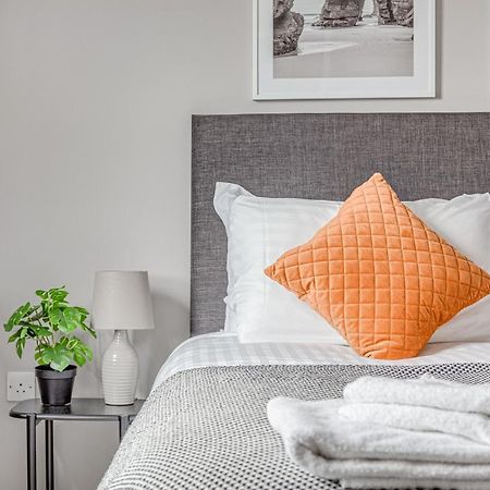 Contemporary 2 Bedroom Apt, Town Centre By Tent Serviced Apartments تشيرتسي المظهر الخارجي الصورة